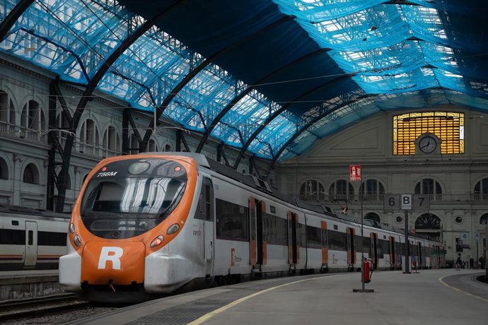 Archivo - Un tren en la estación de Francia, donde opera Rodalies