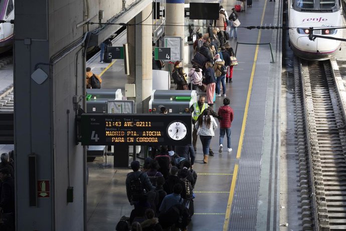 Archivo - Pasajeros en la estación ferroviaria de Santa Justa, con el panel de los horarios al fondo. A 18 de enero de 2023, en Sevilla (Andalucía, España). Los trenes de la línea de Alta Velocidad Madrid-Sevilla circulan por una sola vía, "pero ya sin re