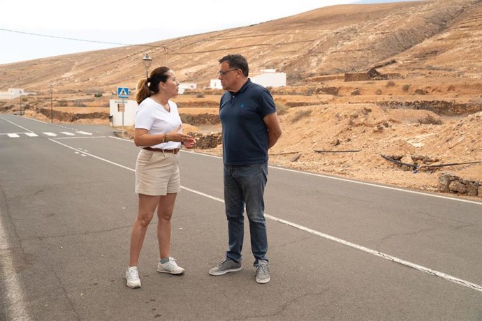 La presidenta del Cabildo de Fuerteventura, Lola García, y el consejero de Emergencias de Aguas del Gobierno de Canarias, Manuel Miranda, en una visita a Guisguey para impulsar la creación de un banco de semillas