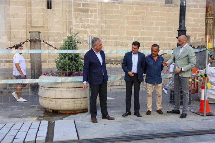 El alcalde de Sevilla, José Luis Sanz, en la prueba de adoquines.