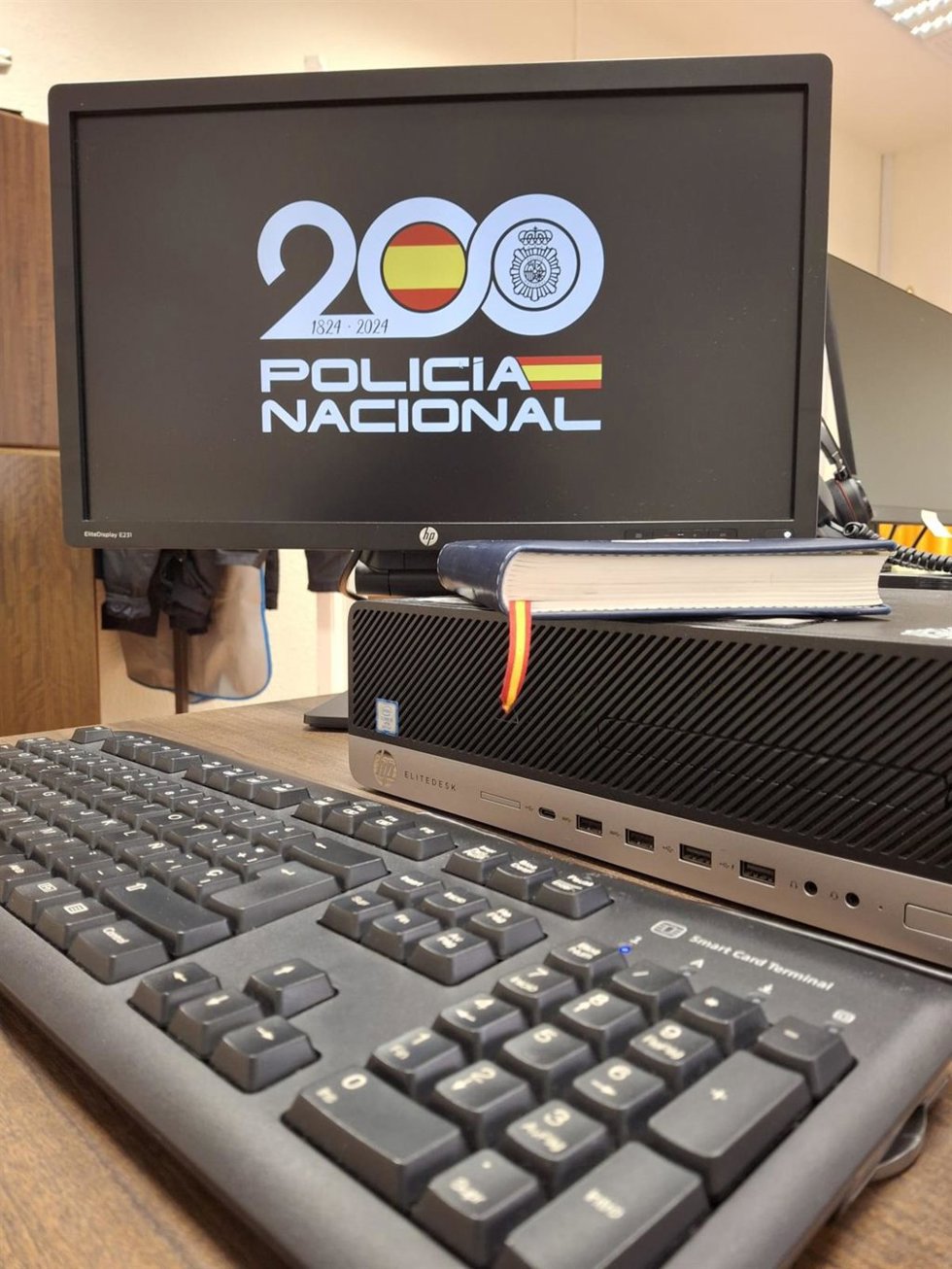 Archivo - Sucesos.- Tres detenidos por estafar 6.800 euros a un hombre de Valladolid que vendía muebles a través de Internet
