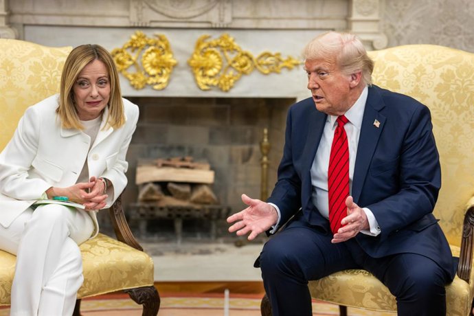 Archivo - 17 de abril de 2025, Washington, Distrito de Columbia, EUA: O presidente Donald Trump realiza uma reunião bilateral com a primeira-ministra Giorgia Meloni da Itália, quinta-feira, 17 de abril de 2025, no Salão Oval.