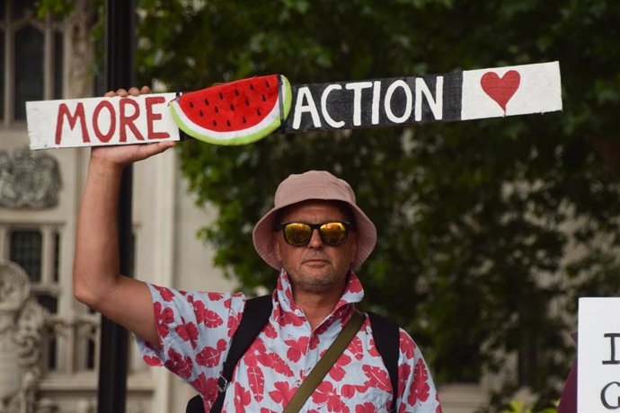 5 de julho de 2025, Londres, Inglaterra, Reino Unido: Manifestantes se reúnem ao lado da estátua de Gandhi na Praça do Parlamento com cartazes em apoio à Palestine Action, que foi proibida pelas leis antiterrorismo. Ser membro da Palestine Action ou demon