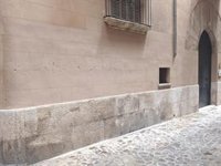 Emaya limpia las pintadas de Arran en la fachada de la Conselleria de Turismo