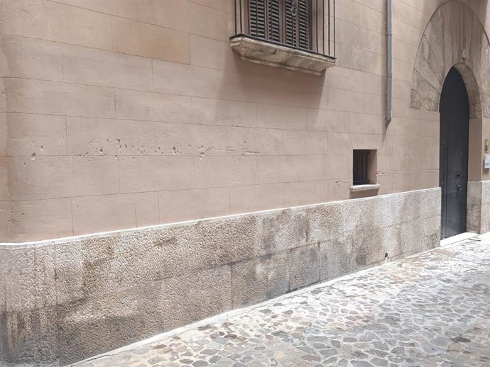 Emaya limpia las pintadas de Arran en la fachada de la Conselleria de Turismo