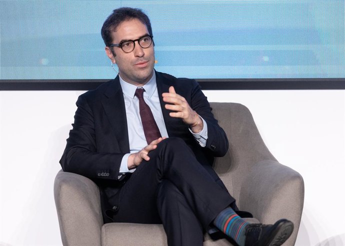 O Ministro da Economia, Comércio e Empresa, Carlos Cuerpo, fala durante o 'Fórum ICEX 2025', na Nave Madrid, em 10 de julho de 2025, em Madri (Espanha). O Fórum ICEX reúne especialistas públicos e privados e profissionais de comércio exterior com o objeti