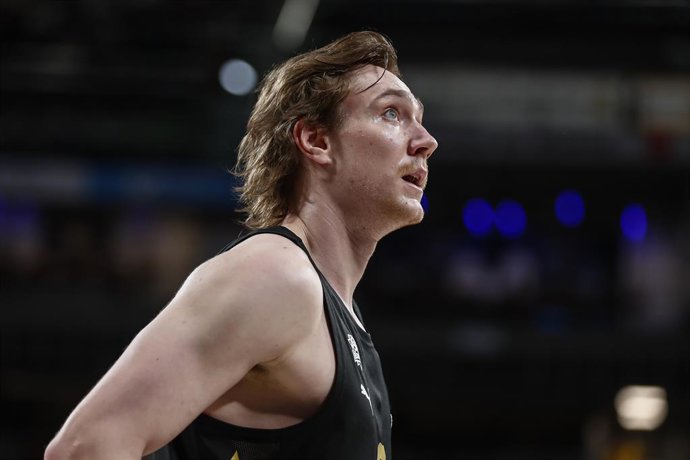 Archivo - Sander Raieste of Baskonia Vitoria-Gasteiz looks on during the Turkish Airlines EuroLeague Regular Season Round 23 match between Real Madrid and Baskonia Vitoria-Gasteiz at Movistar Arena on January 23, 2025 in Madrid, Spain.