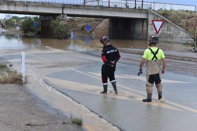 Efectivos de la Unidad Militar de Emergencias (UME) durante las labores de limpieza y desescombro en Grisén por las fuertes lluvias del viernes 11 de julio, a 12 de julio de 2025, en Grisén, Aragón (España). 