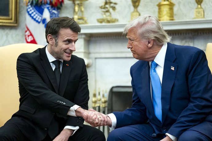 Archivo - Arquivo - 24 de fevereiro de 2025, Washington, Distrito de Columbia, EUA: O presidente DONALD TRUMP se reúne com o presidente da França, EMMANUEL MACRON, no Salão Oval da Casa Branca, em Washington.