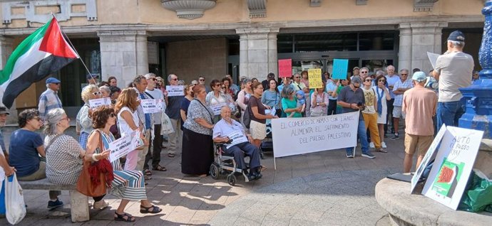 Decenas de personas se unen en Santander a las concentraciones de PararLaGuerra.Es por el fin del "genocidio" en Gaza