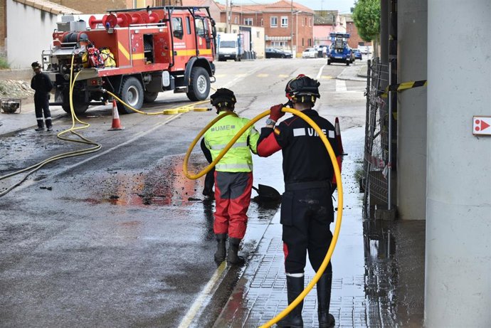 Efectivos de la Unidad Militar de Emergencias (UME) durante las labores de limpieza y desescombro en Grisén por las fuertes lluvias del viernes 11 de julio, a 12 de julio de 2025, en Grisén, Aragón (España). 