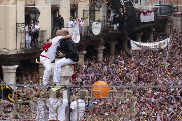 Participantes durante la puesta del pañuelico al Torico por la peña ‘El Despadre’, a 12 de julio de 2025, en Teruel, Aragón (España). La puesta del pañuelico al Torico es el acto más emblemático y esperado de las Fiestas del Ángel de Teruel, La Vaquilla. 