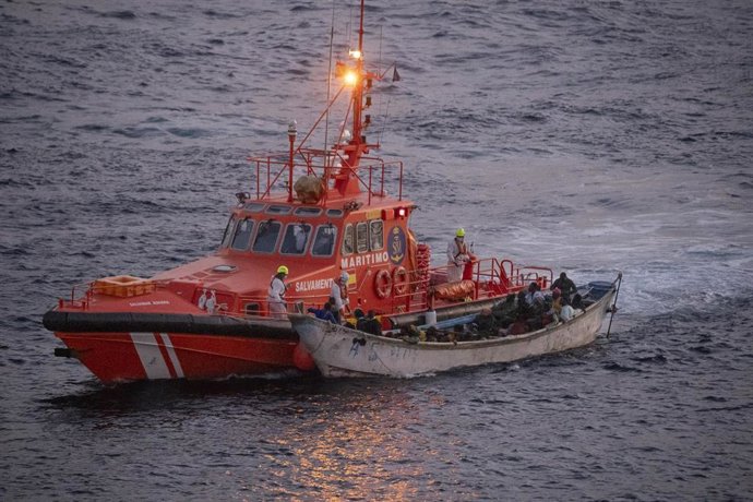 Archivo - La Salvamar Adhara recoge un cayuco y lo lleva al puerto de La Restinga