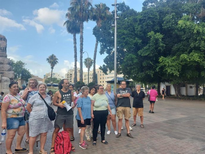 Imagen de grupo de las personas asistentes a la concentración para apoyar a afectados por desahucios en los trasteros de Joan Miró