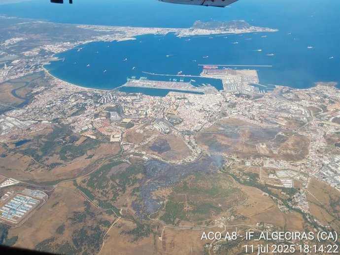 Vista aérea del incendio forestal en Algeciras.