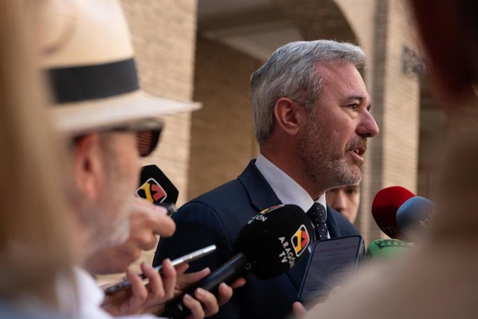 Archivo - El presidente del Gobierno de Aragón atiende a los medios de comunicación