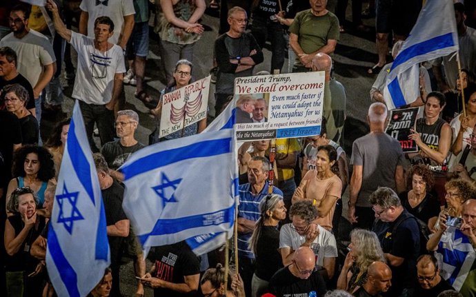 28 de junho de 2025, Tel Aviv, Israel: Manifestantes seguram bandeiras e cartazes israelenses durante a manifestação. Autoridades israelenses de alto escalão que participaram das negociações sobre reféns e das discussões sobre o cessar-fogo em Gaza disser
