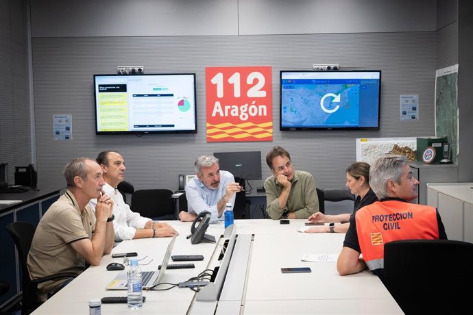 El presidente de Aragón, Jorge Azcón , on los consejeros Roberto Bermúdez de Castro y José Luis Bancalero y con los responsables del 112 en la sede del CEOPI para evaluar el desarrollo de la dana en la región