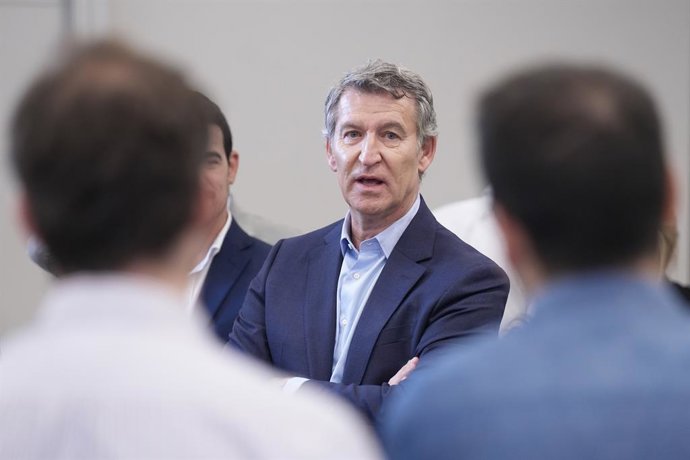 O presidente do Partido Popular, Alberto Núñez Feijóo, durante uma reunião com líderes locais do PP, no Hotel Lamaro, em 11 de julho de 2025, em Barcelona, Catalunha (Espanha). Alberto Núñez Feijóo viajou a Barcelona para se reunir com líderes locais do P