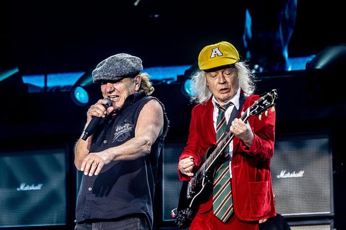 El guitarrista de la banda AC/DC, Angus Young, y el cantante de AC/DC, Brian Johnson, durante el concierto de AC/DC en el Estadio Wanda Metropolitano, a 12 de julio de 2025, en Madrid (España).