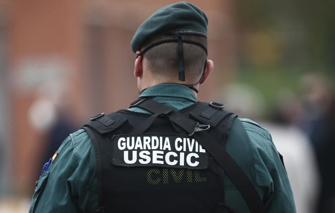 Archivo - Un agente de la Unidad de Seguridad Ciudadana de Comandancia (USECIC), de la Guardia Civil, durante un acto de destrucción simbólica de casi 1.400 armas, en el Colegio de Guardias Jóvenes Duque de Ahumada, en Valdemoro, Madrid (España), a 4 de m
