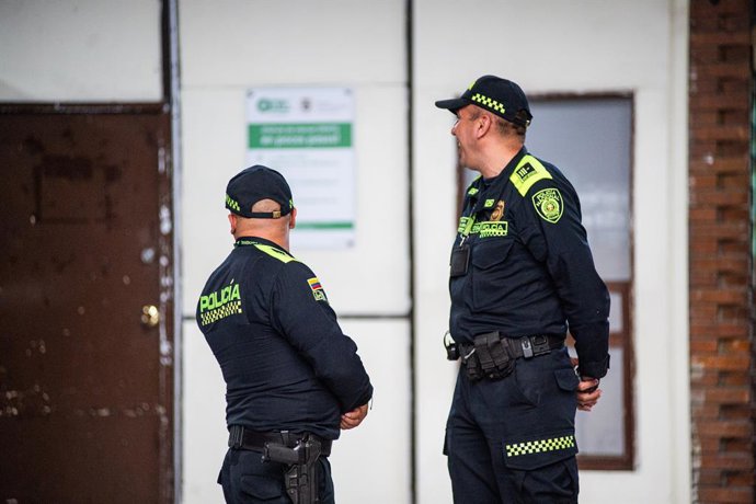 Archivo - Arquivo - 10 de fevereiro de 2025, Bogotá, Cundinamarca, Colômbia: Policiais colombianos são vistos durante o julgamento por manipulação de testemunhas do ex-presidente da Colômbia Álvaro Uribe Vélez, em Bogotá, Colômbia, em 10 de fevereiro de 2