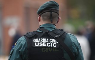 Archivo - Un agente de la Unidad de Seguridad Ciudadana de Comandancia (USECIC), de la Guardia Civil, durante un acto de destrucción simbólica de casi 1.400 armas, en el Colegio de Guardias Jóvenes Duque de Ahumada, en Valdemoro, Madrid (España), a 4 de m