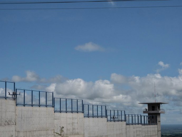 Archivo - Arquivo - 13 de outubro de 2023, North Hollywood, Califórnia, EUA: América Central - El Salvador, Toluca: Vista do CECOT - Centro de Confinamento do Terrorismo (Centro de Confinamiento del Terrorismo), que é a maior prisão das Américas. A mega p