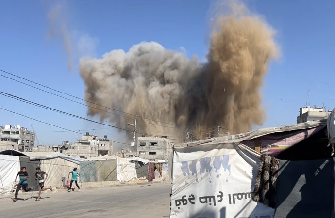 4 de julho de 2025, Nusairat, Faixa de Gaza, Território Palestino: Fumaça, poeira e chamas surgem depois que o exército israelense atinge um prédio no campo de refugiados de Nuseirat, no centro da Faixa de Gaza, em 4 de julho de 2025
