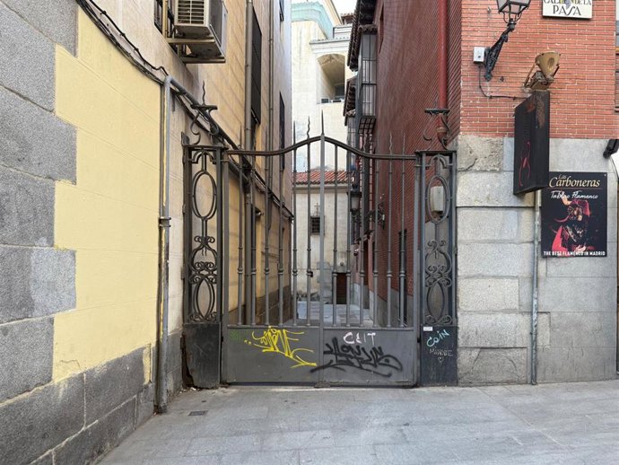 El pasadizo del Panecillo, una callejuela del casco histórico de Madrid que lleva cerrada al público desde hace 200 años.
