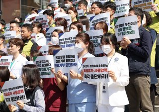 Archivo - 01 April 2024, South Korea, Seoul: Unionized medical workers at major hospitals hold a press conference in front of Severance Hospital, urging trainee doctors to return to work from their walkout, now entering its seventh week, protesting agains