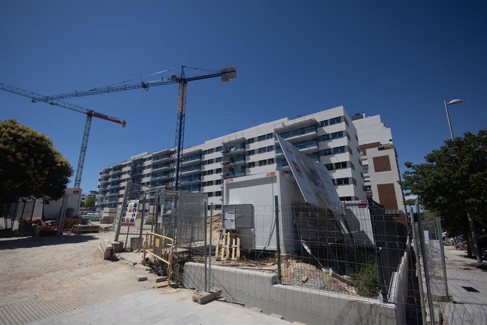 Archivo - Un edificio de viviendas del Plan Vive en construcción.