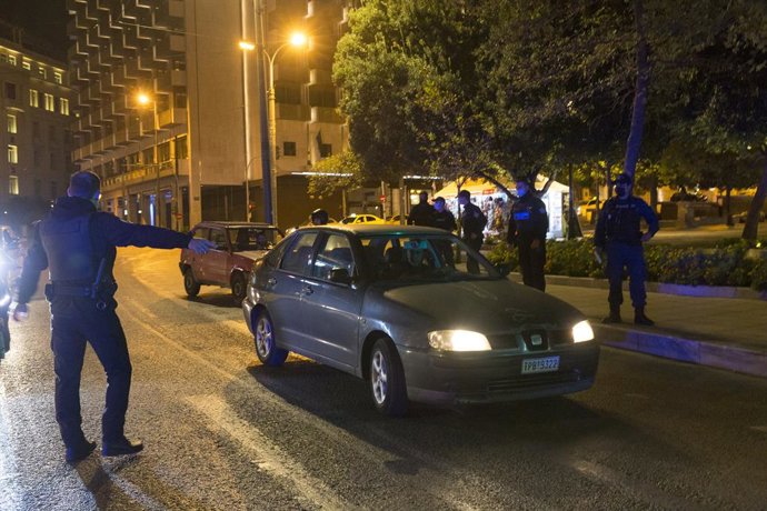Archivo - (201026) -- ATHENS, Oct. 26, 2020 (Xinhua) -- Police check cars in Athens, Greece, on Oct. 25, 2020.   Greek Prime Minister Kyriakos Mitsotakis announced that as of Saturday, a curfew would be imposed from 00:30 a.m. to 5:00 a.m. and the use of 