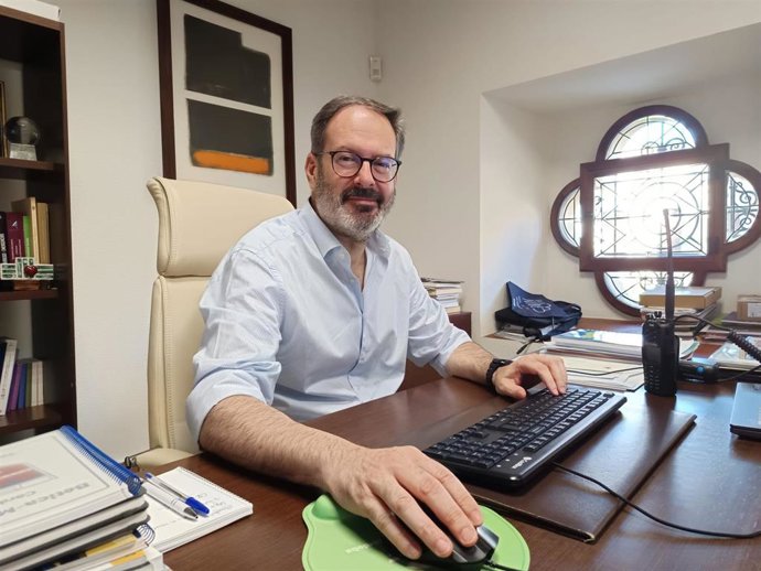 El delegado del Gobierno andaluz en Córdoba, Adolfo Molina, trabajando en su despacho.