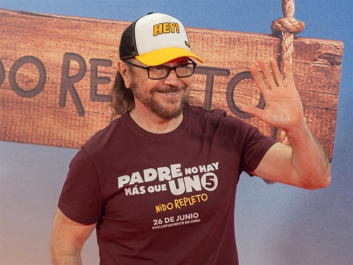 El director y protagonista de la película, Santiago Segura, posa durante el preestreno de la película 'Padre no hay más que uno, 5', en los Cines M4, a 21 de junio de 2025, en Alfafar, Valencia, Comunidad Valenciana (España).