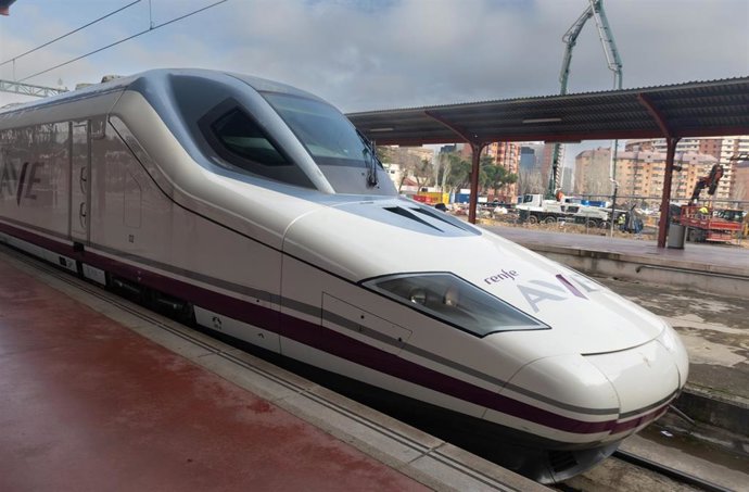 Archivo - Un tren AVE, en una imagen de archivo.