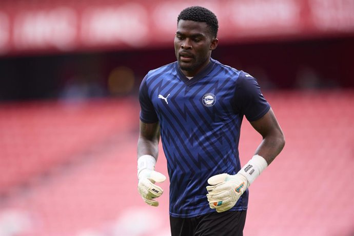 Archivo - Jesus Owono of Deportivo Alaves looks on prior to the LaLiga EA Sports match between Athletic Club and Deportivo Alaves at San Mames on May 11, 2025, in Bilbao, Spain.