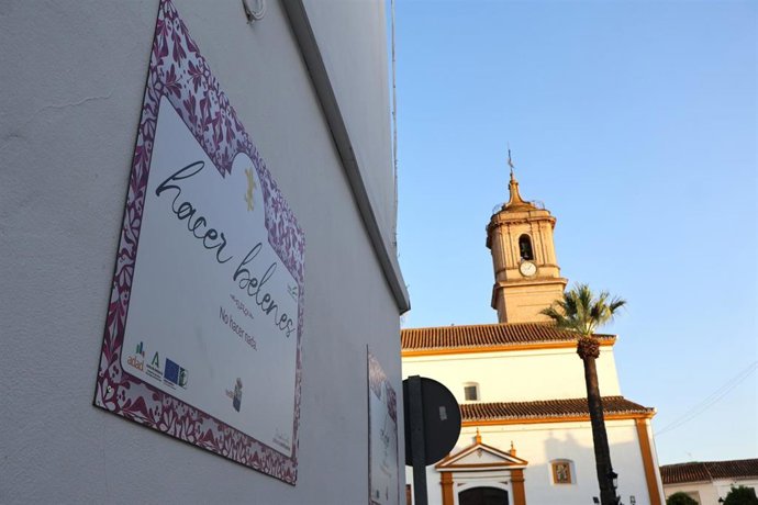 Una de las señales con expresiones populares y códigos QR con vídeos divulgativos que forman parte del proyecto cultural.