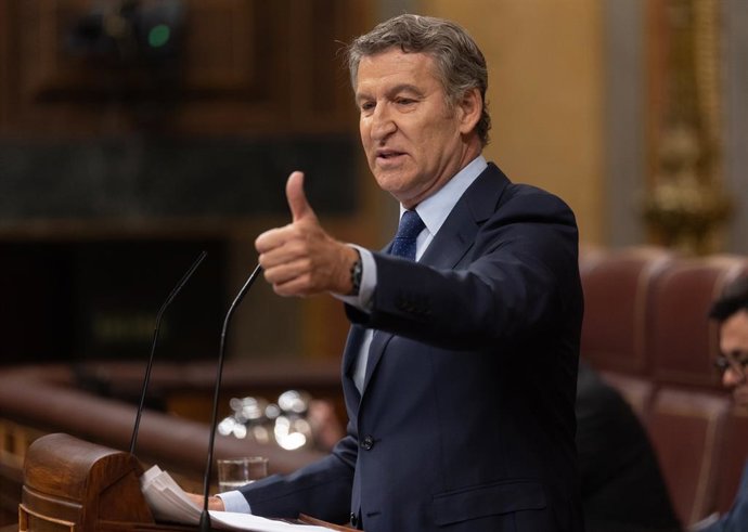 O presidente do PP, Alberto Núñez Feijóo, fala durante uma sessão plenária extraordinária no Congresso dos Deputados em 9 de julho de 2025 em Madri (Espanha). Sánchez comparece em uma sessão plenária extraordinária para tratar de questões pendentes, como 