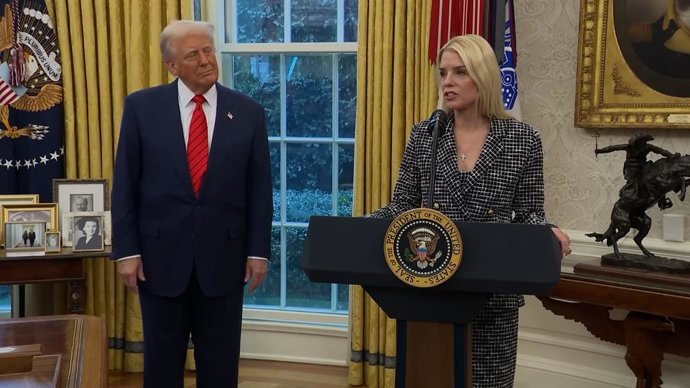 Trump sale en defensa de Pam Bondi tras acusaciones de falta de transparencia en caso Epstein