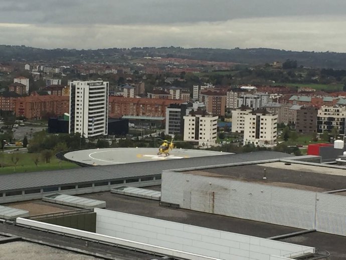 Archivo - Helicóptero llegando al HUCA, 112, SEPA, Rescate 