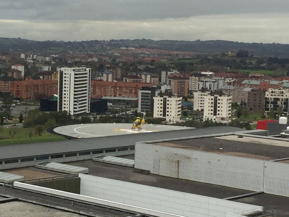 Archivo - Helicóptero llegando al HUCA, 112, SEPA, Rescate 