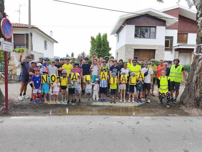 Ecologistas en Acción y decenas de vecinos recorren las calles de Haro en bici para decir alto y claro 'No a la tala'