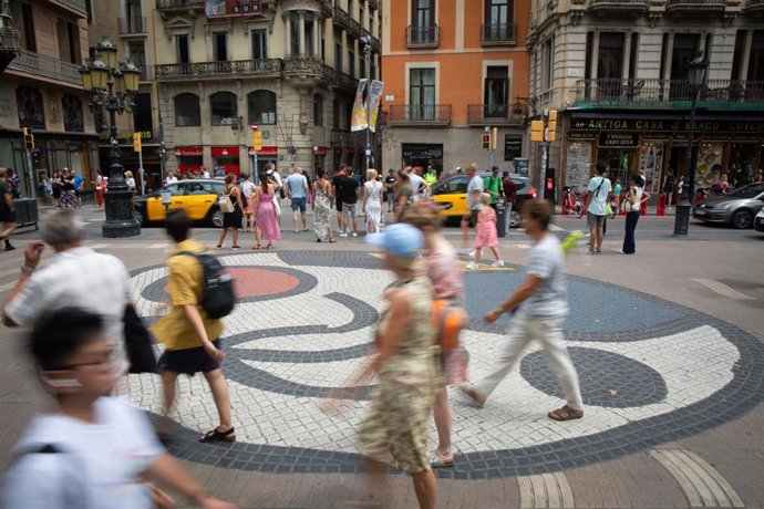 Archivo - Varias personas caminan por el mosaico de Miró en el suelo de La Rambla escenario del atentado del 17 de agosto de 2017