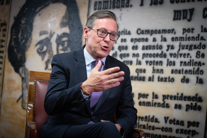 O secretário-geral do PP de Madri, Alfonso Serrano, posa em uma entrevista para a Europa Press.