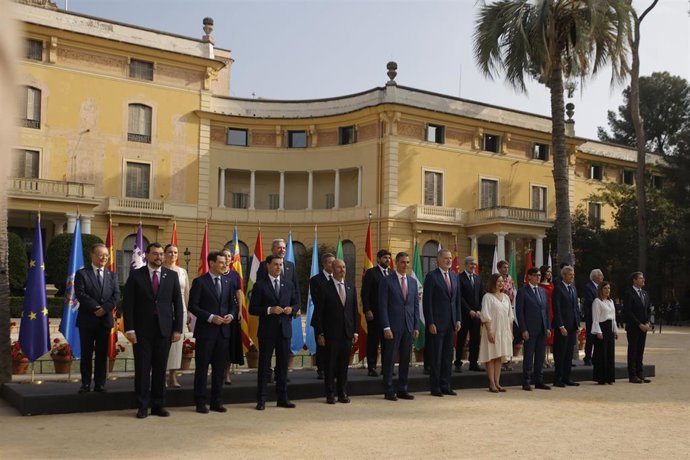 Archivo - Foto de familia de las autoridades asistentes a la XXVIII Conferencia de Presidentes, en Palau de Pedralbes de Barcelona, a 6 de junio de 2025, en Barcelona, Catalunya (España). Durante la conferencia se abordarán los 16 puntos de la agenda, amp