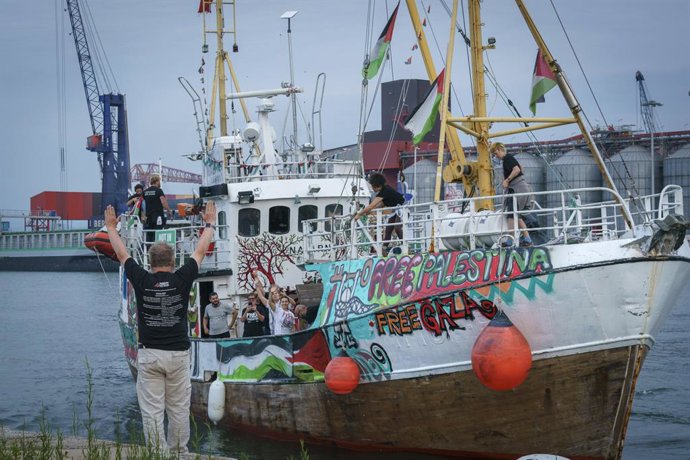 Archivo - Arquivo - 25 de junho de 2024, Santander, Cantabria, Espanha: O navio Handala da Missão Flotilha da Liberdade, que apoia a Palestina, sai de Santander, na Espanha. O navio está visitando cidades europeias em protesto contra o genocídio de Israel