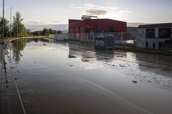 Vilafranca del Penedès durante las precipitaciones provocadas por el temporal en la provincia de Barcelona, a 12 de julio de 2025, en Cubelles, Barcelona (España). La AEMET ha extendido esta mañana la alerta roja a toda Cataluña y ha eliminado la de Aragó