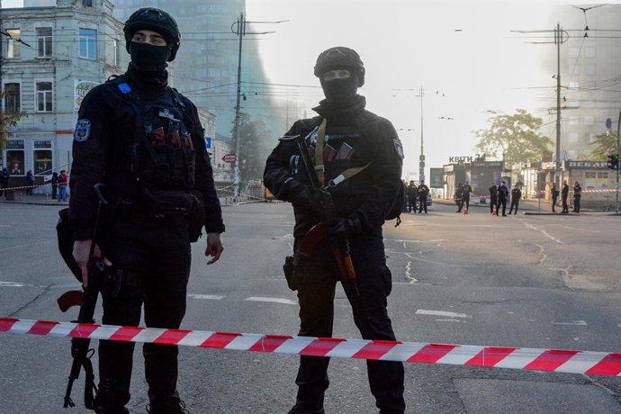 Archivo - Arquivo - 17 de outubro de 2022, Kiev, Ucrânia: A polícia bloqueia o perímetro no local do bombardeio russo em Kiev. Foi relatado que cinco explosões separadas ocorreram em Kiev devido aos ataques realizados pelas forças russas nas primeiras hor