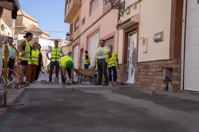 El presidente de la Diputación de Almería visita obras del PFEA en Huécija.